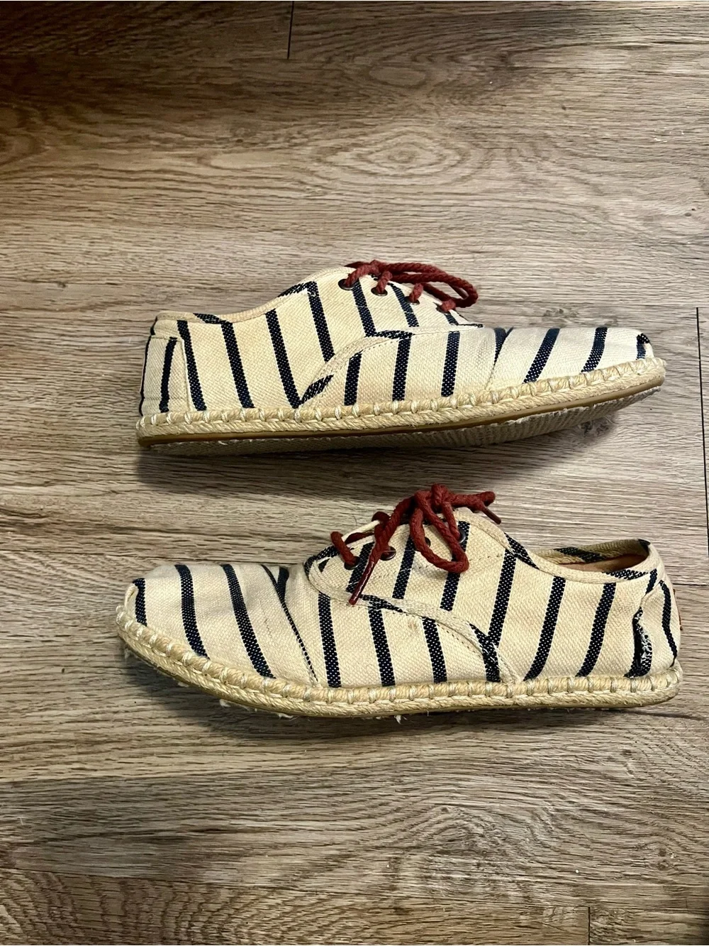 TOMS Cordones Natural Woven Rivera Stripe on Rope Navy Stripes and Red Laces